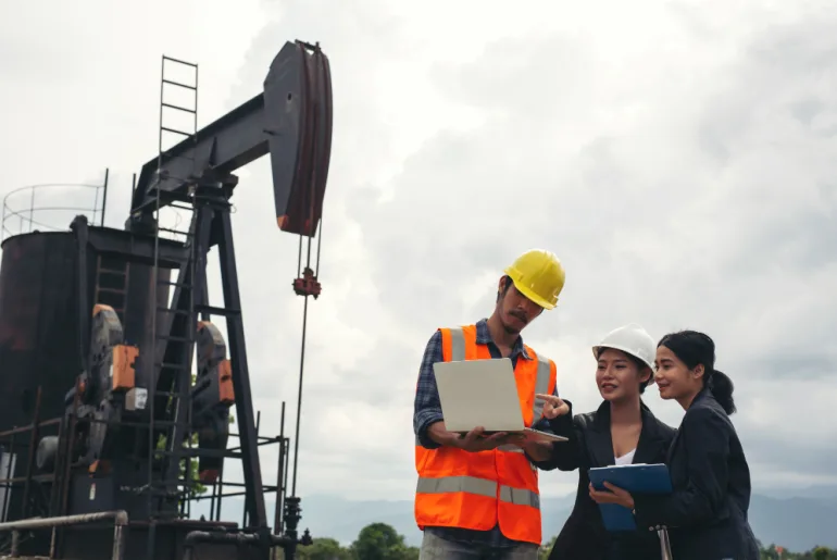 applied drilling and well engineering team discuss about oil rig