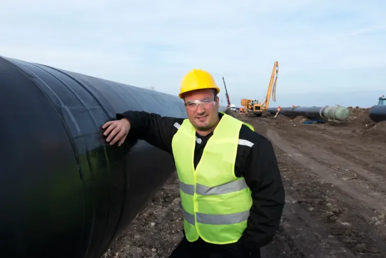 api 570 inspector doing visual pipeline inspection