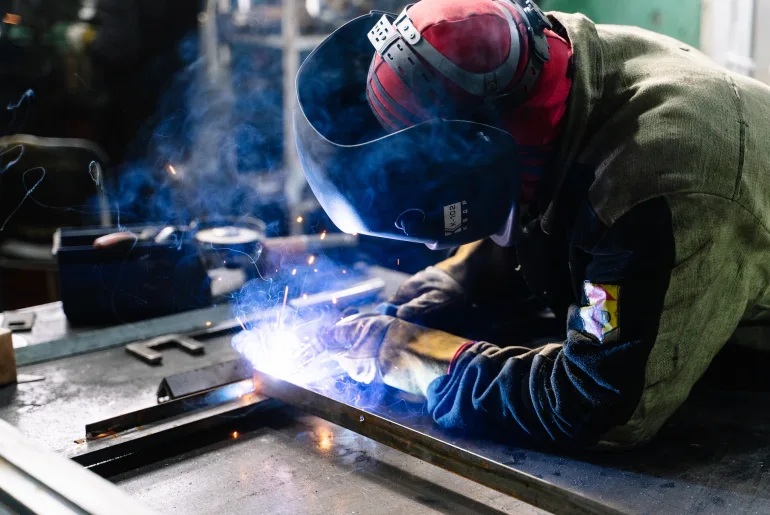 welder doing weld buildup following the asme pcc-2